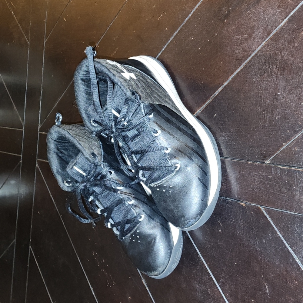 Boys Under Armour high-tops shoes sz 2Y